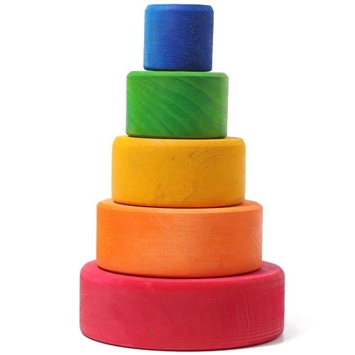 grimm's houten regenboog stapelbakjes, op elkaar gestapeld als een toren.