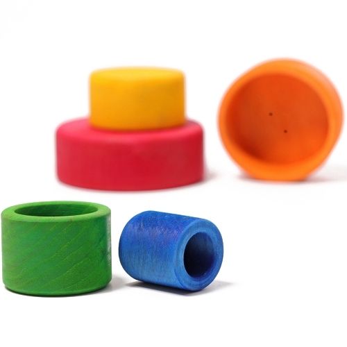 Detail van grimm's houten regenboog stapelbakjes, met groene en blauwe bakjes op de voorgrond.
