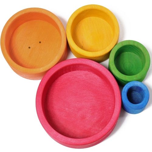 grimm's houten regenboog stapelbakjes, van bovenaf gezien en in een cirkel gerangschikt.