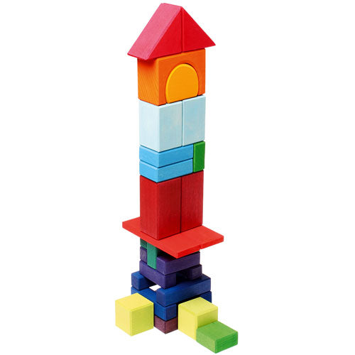 grimm's regenboog houten bouwblokken, opgestapeld tot een hoge toren.