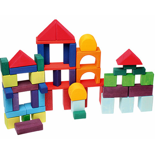Grimm's houten bouwblokken in regenboogkleuren, opgebouwd tot een fantasiegebouw.