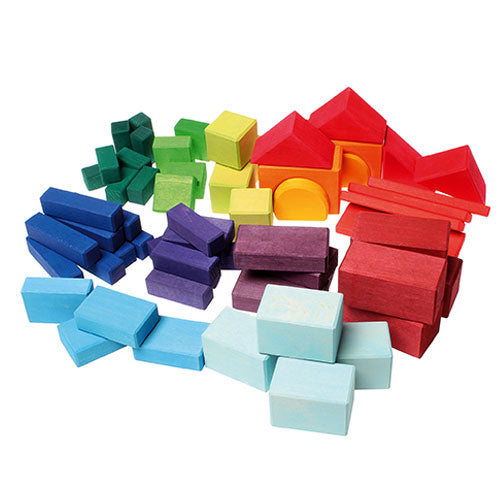 Grimm's houten bouwblokken in regenboogkleuren, gesorteerd op kleur.