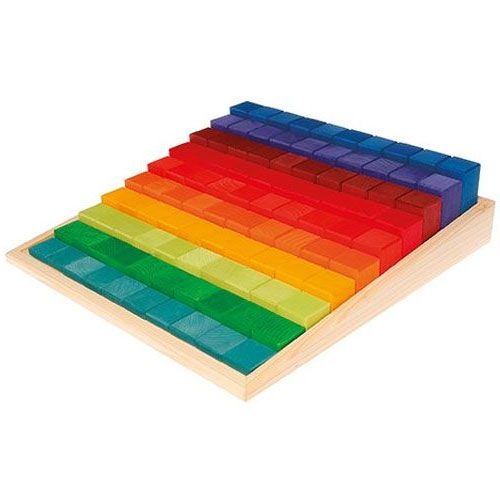 Grimm's houten bouwblokken in een regenboogkleurig getallenland, gesorteerd in een houten bak.