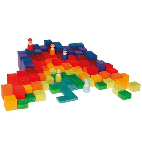 Grimm's houten bouwblokken en peg dolls vormen een kleurrijk landschap met paden en heuvels.
