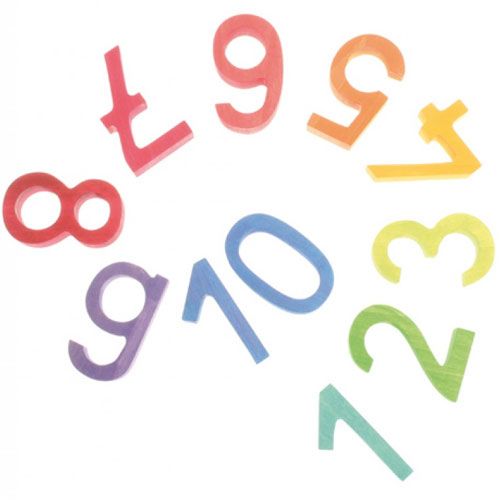 Een bovenaanzicht van grimm's houten stapelcijfers 1 tot en met 10 in regenboogkleuren, verspreid over een wit oppervlak.
