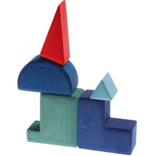 Een bouwwerkje gemaakt van Grimm's veelkleurige houten blokken in verschillende geometrische vormen.