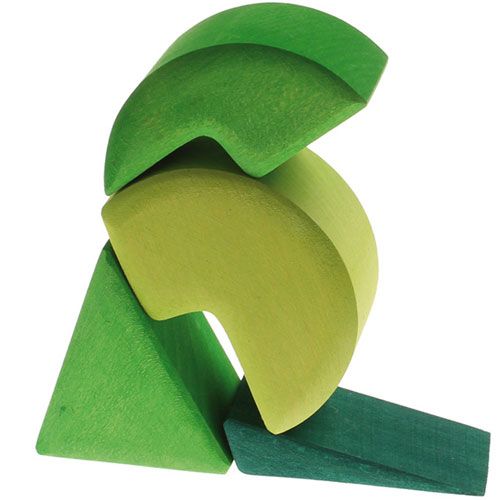Een bouwwerkje van Grimm's groene houten blokken in verschillende geometrische vormen.