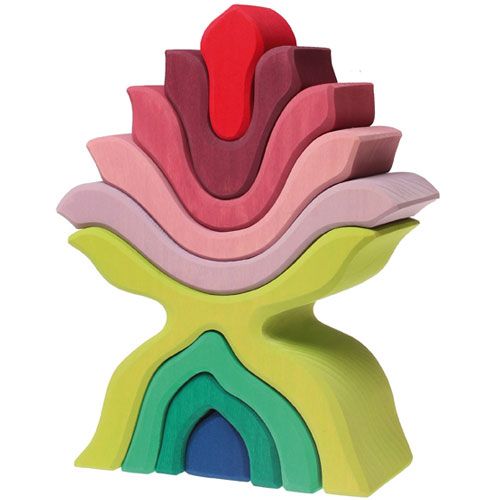 Grimm's houten stapeltoren bloemen, opgebouwd in een bloemvorm met groene en roze tinten.