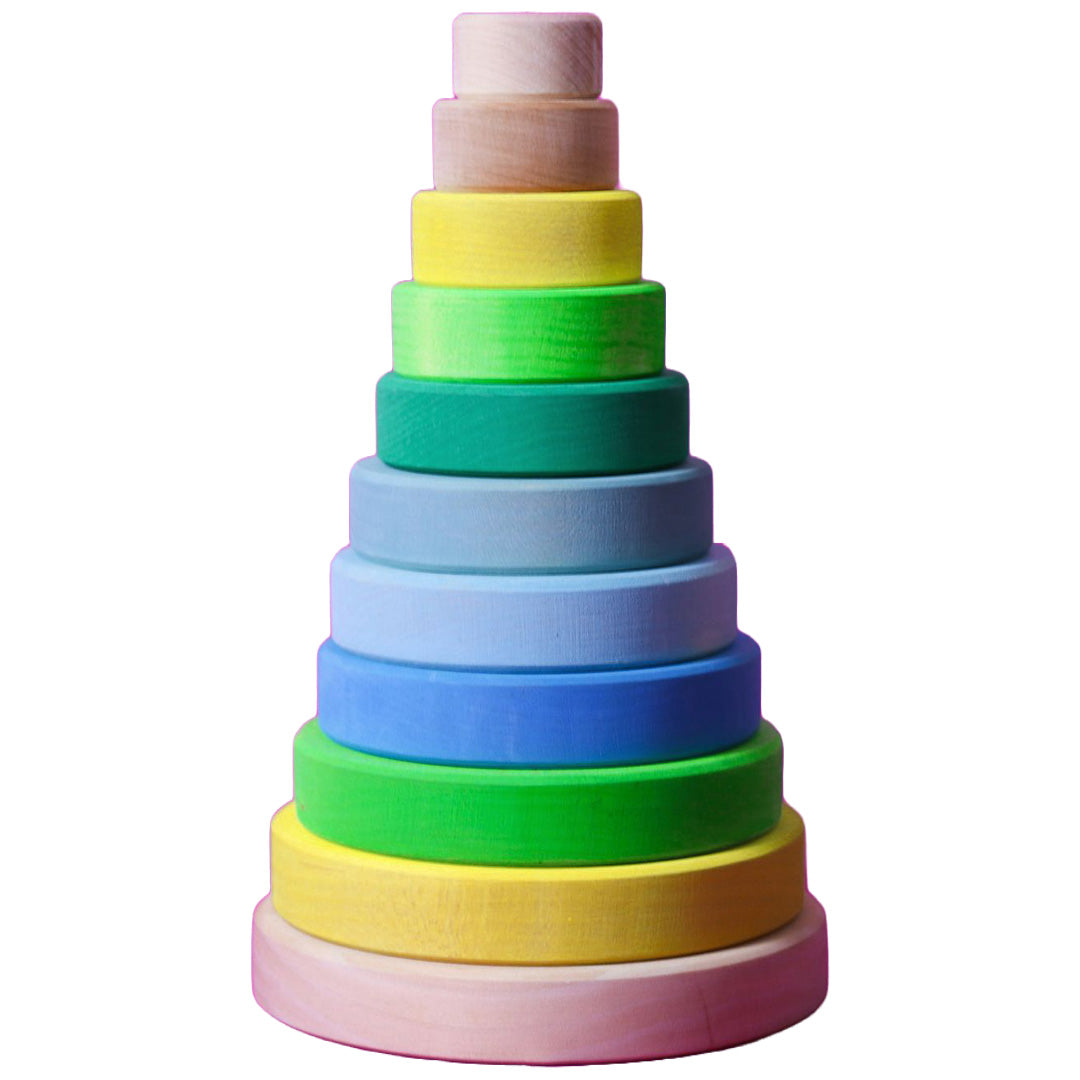 Grimm's houten stapeltoren voor baby's en peuters, opgebouwd uit veelkleurige ringen in een regenboog van tinten.