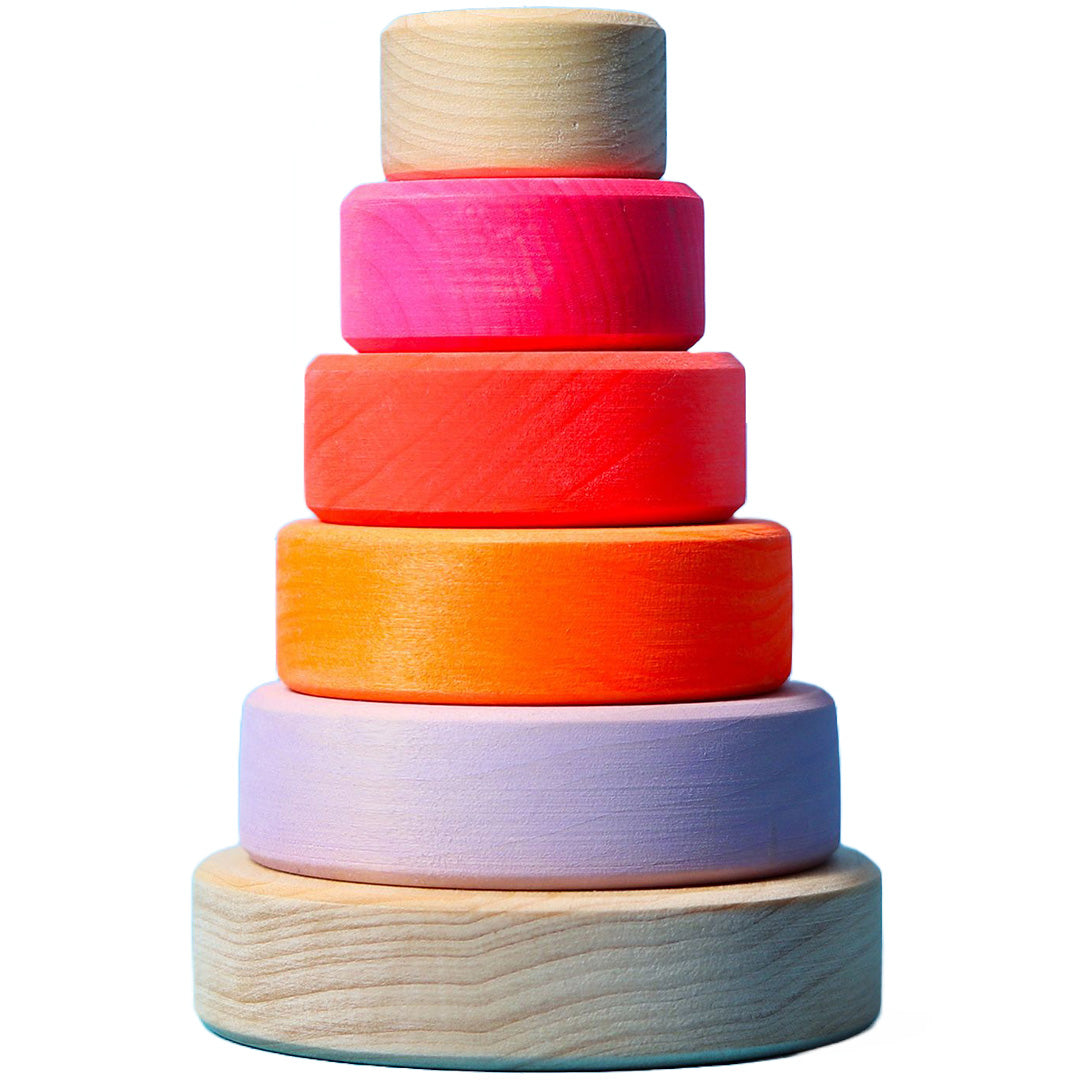 Grimm's houten stapeltoren voor baby's met zes neonkleurige ringen en natuurlijke houten elementen.