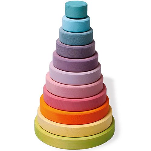 Grimm's houten stapeltoren voor baby's, volledig opgestapeld met pastelkleurige ringen.
