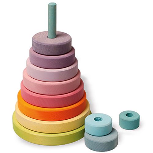 Grimm's houten stapeltoren voor baby's, deels opgestapeld met enkele losse pastelkleurige ringen ernaast.