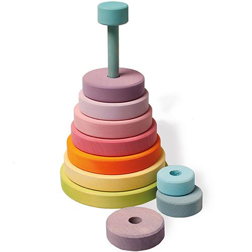 Grimm's houten stapeltoren voor baby's, deels opgestapeld met de stapelpin en enkele losse pastelkleurige ringen.