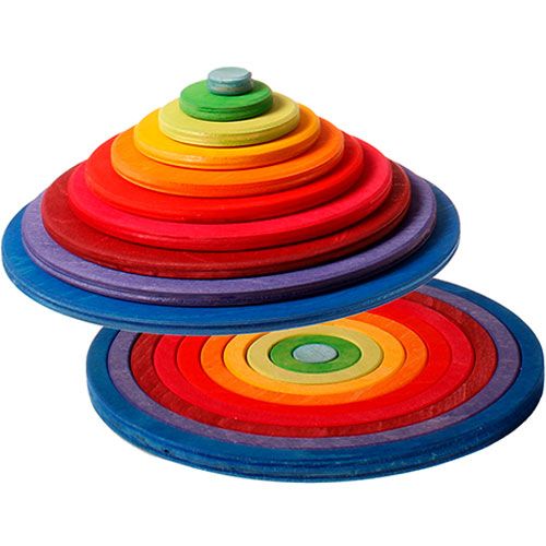 grimm's houten stapeltoren met regenboogkleurige schijven, deels gestapeld en deels plat.