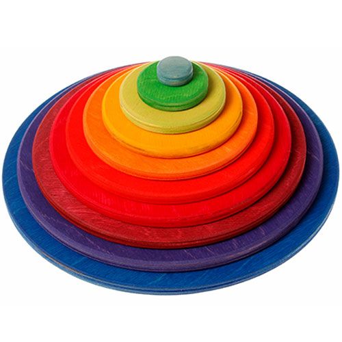 grimm's houten stapeltoren met regenboogkleurige schijven gestapeld van groot naar klein.
