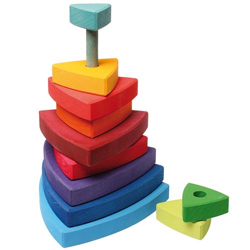 Grimm's houten stapeltoren met regenboogkleurige gebogen blokken op een centrale pin en twee losse blokken ernaast.