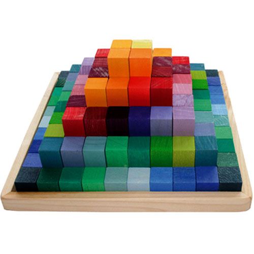Grimm's houten trappiramide van veelkleurige blokken, opgebouwd op een houten onderplaat.