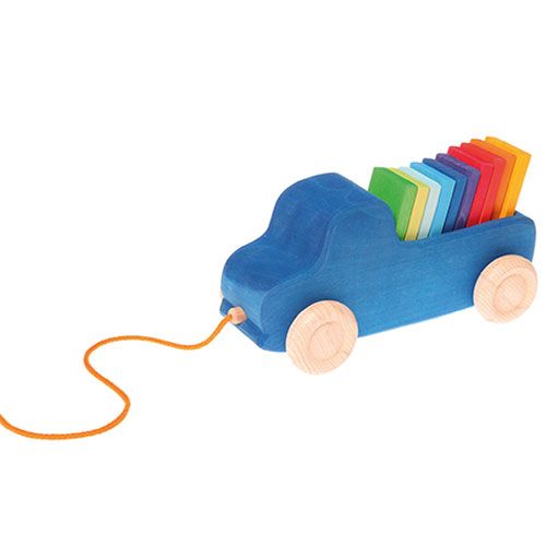 Grimm's houten trekfiguur vrachtwagen met regenboogkleurige blokken in de laadbak.