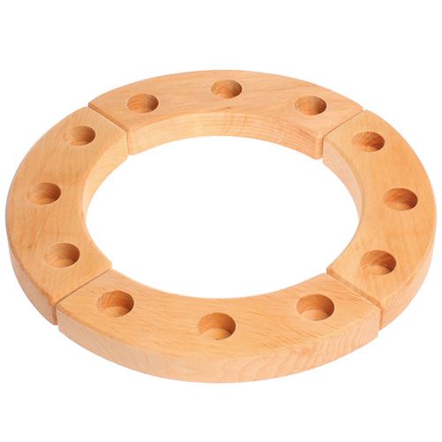 Grimm's houten verjaardagsring van naturel hout met negen gaten voor kaarsen.