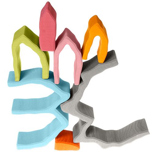 Grimm's houten rotsvormen gestapeld tot een abstracte, balancerende constructie.