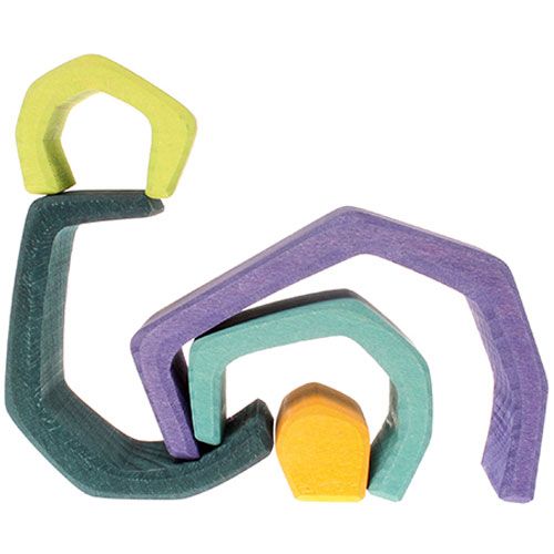grimm's houten vormenset element aarde, abstract gestapeld met gekleurde bogen en een klein oranje blok.