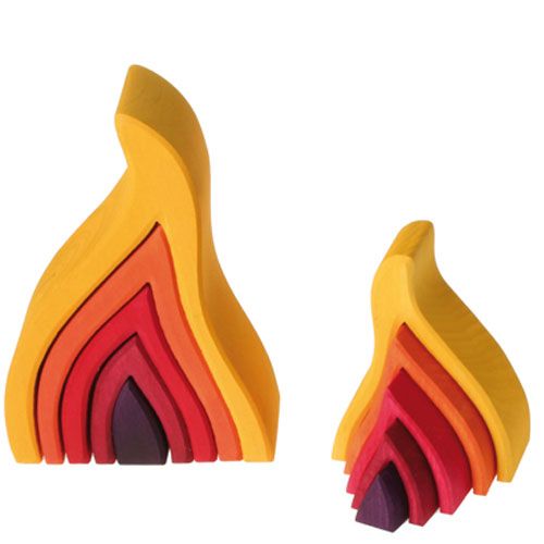 Twee Grimm's houten vuurvormensets, een grote en een kleine, met geneste blokken in vuurkleuren.
