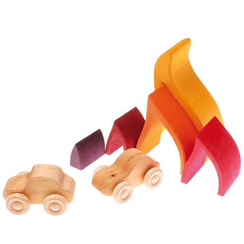Grimm's houten vuurvormenset met losse blokken en twee houten speelgoedauto's.