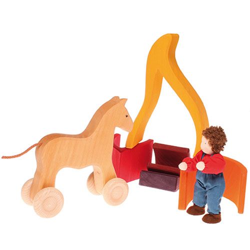 Grimm's houten vuurvormenset met een houten trekpaard en een speelgoedpop.