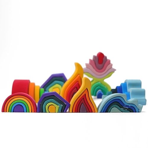Een collectie van Grimm's houten stapelblokken in verschillende elementvormen zoals vuur, regenboog en water, naast elkaar.