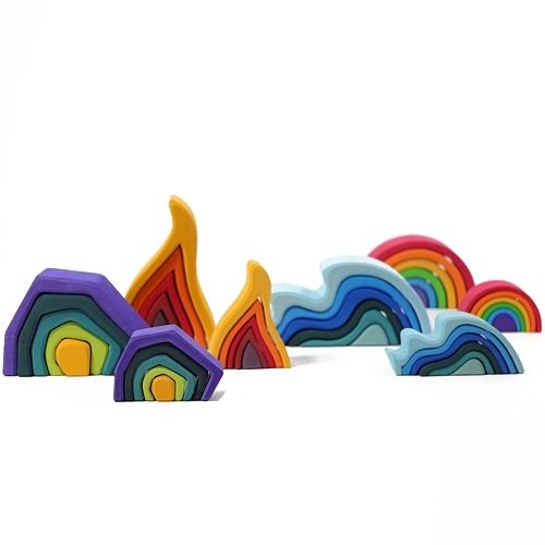 Collectie grimm's houten vormensets met elementen zoals vuur, water, bergen en regenbogen.