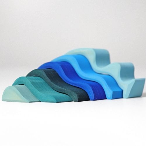 Grimm's houten vormenset element water, bestaande uit blauwe, golvende lindehouten blokken.