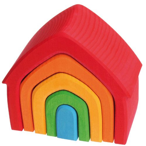 Grimm's regenboog houten huisvormen voor peuters, genesteld in elkaar.
