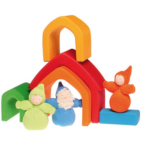Grimm's houten huisvormen voor peuters, opgesteld als speelset met drie stoffen gnomenpoppen.