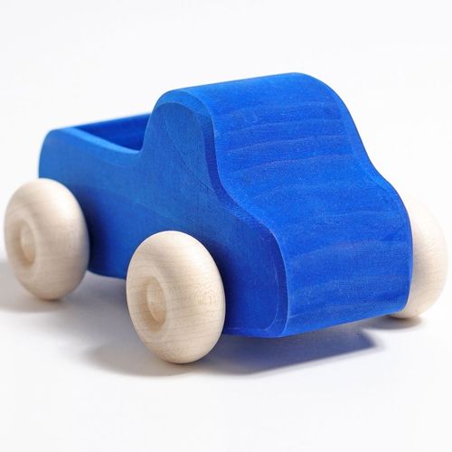 Grimm's blauwe houten speelgoedvrachtwagen schuin van achteren gefotografeerd.