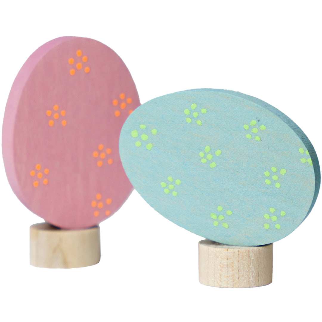 Grimm's houten paaseieren decoratie figuren, een roze en een blauwe met stippen.
