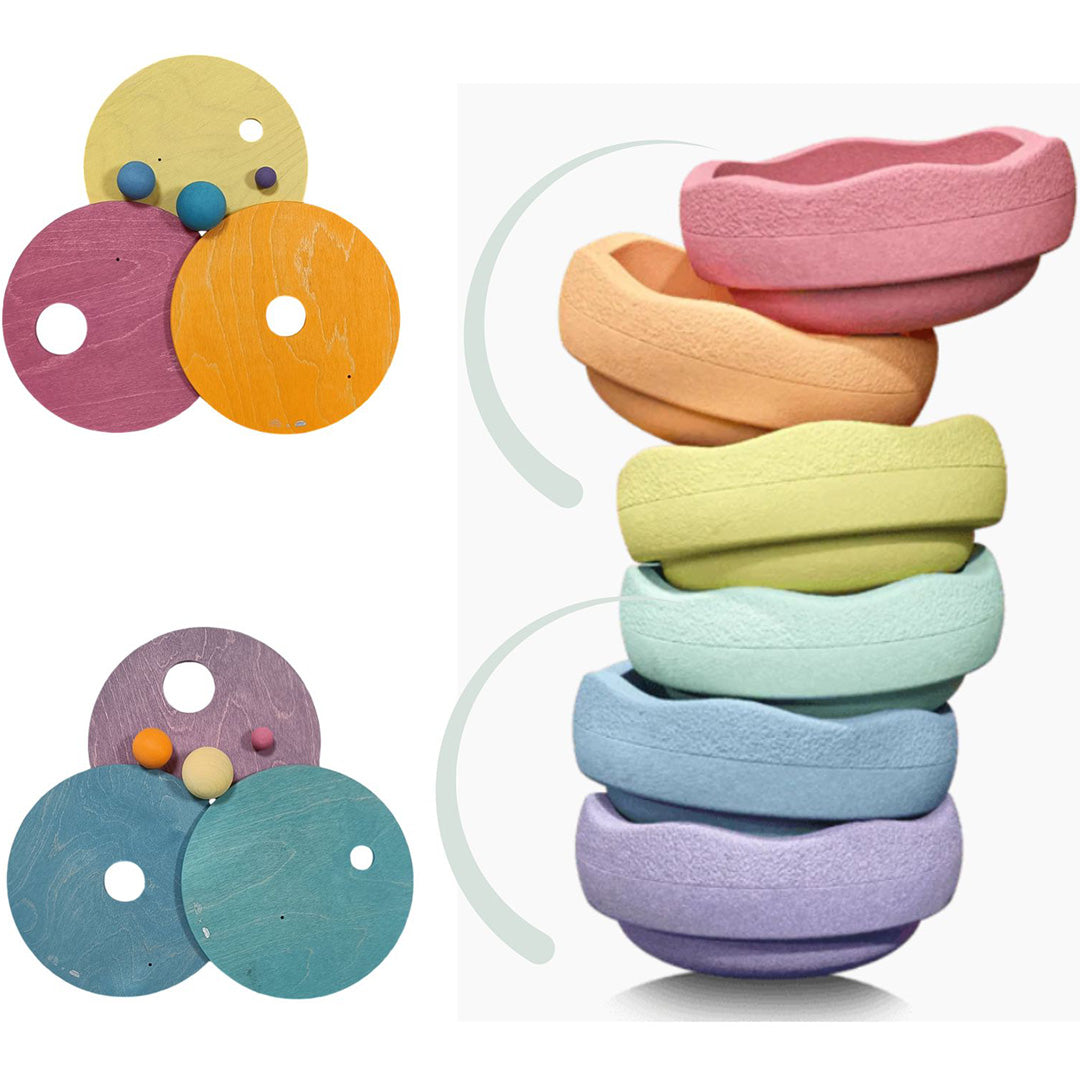 Een collectie van grimm's rolling discs, links drie losse houten schijven met balletjes en rechts een stapel van zes gekleurde kommen.