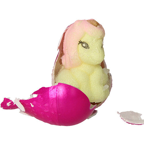 Een Johntoy groeiei eenhoorn die net uit een gebroken roze ei komt.