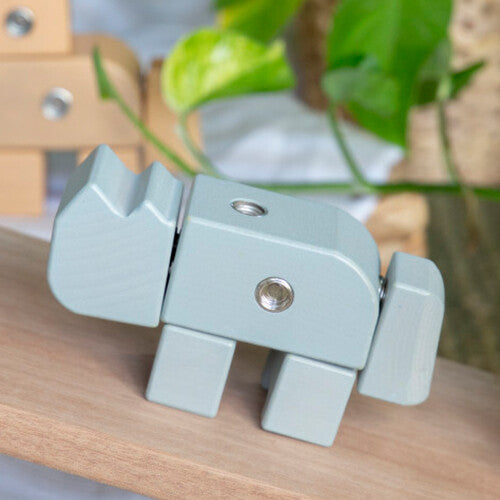 Een Guidecraft houten neushoorn bouwblok staat op een houten plank.