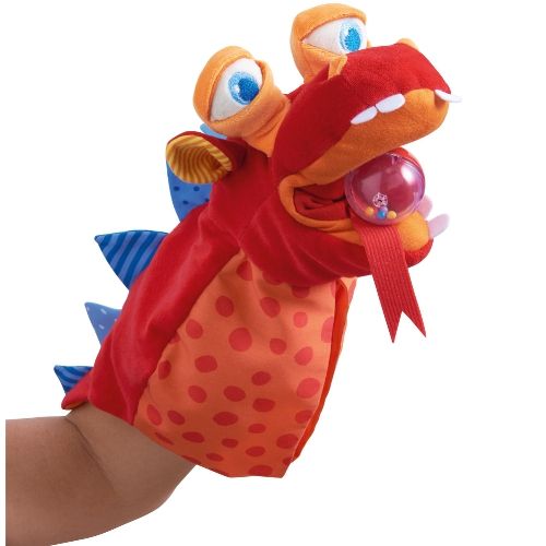 Haba handpop draak met open mond en rammelaar op een hand.