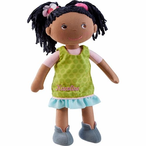 Haba lappenpop met donkere huid, zwarte haren en een groen jurkje met de naam Karoline.