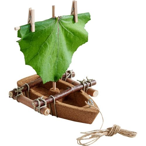 Haba Terra Kids bouwpakket kurken boot met een groen blad als zeil en een touw.