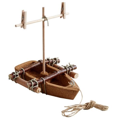 Haba Terra Kids bouwpakket kurken boot met houten mast, dwarsbalk en wasknijpers, en een touw.