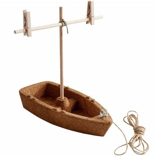 Haba Terra Kids bouwpakket kurken boot met alleen de kurken romp, houten mast en wasknijpers, en een touw.