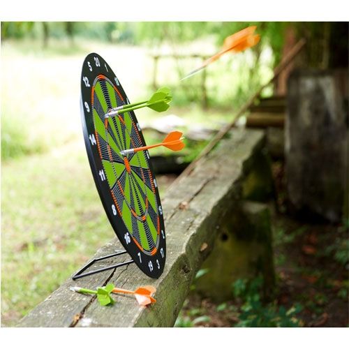 Haba Terra Kids soft dartbord met pijlen op een houten balk buiten.
