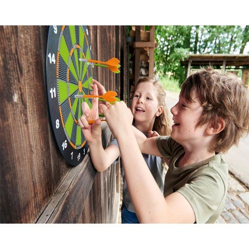 Twee kinderen spelen met het Haba Terra Kids soft dartbord aan een houten muur.