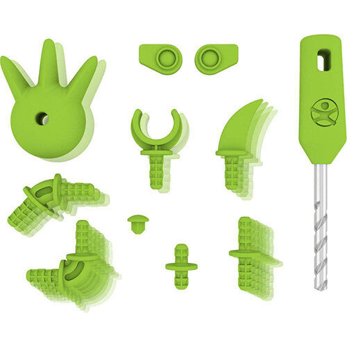 Diverse groene plastic connectors en een boortje, onderdelen van de knutselset.