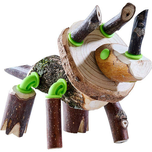 Een knutselset dinosaurus, lijkend op een Triceratops, gemaakt van takken en groene connectors.