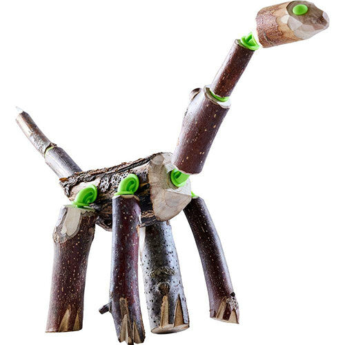 Een knutselset dinosaurus, lijkend op een Brachiosaurus, gemaakt van takken en groene connectors.