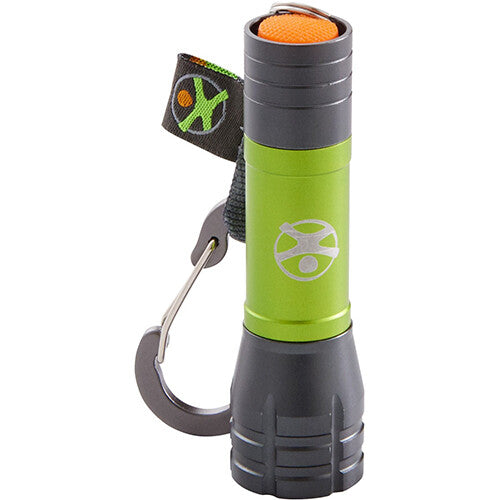 Haba Terra Kids groene mini zaklamp met oranje knop en karabijnhaak.