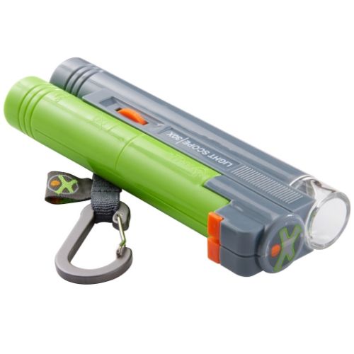Haba Terra Kids veldmicroscoop in groen en grijs met een karabijnhaak.